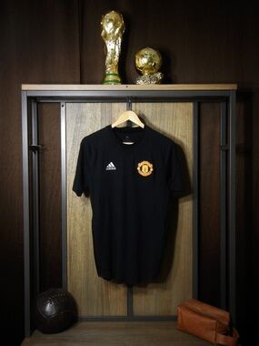 Manchester United 2021/22 Travel Tee – Size M – Black adidas Shirt MPN: GR3908